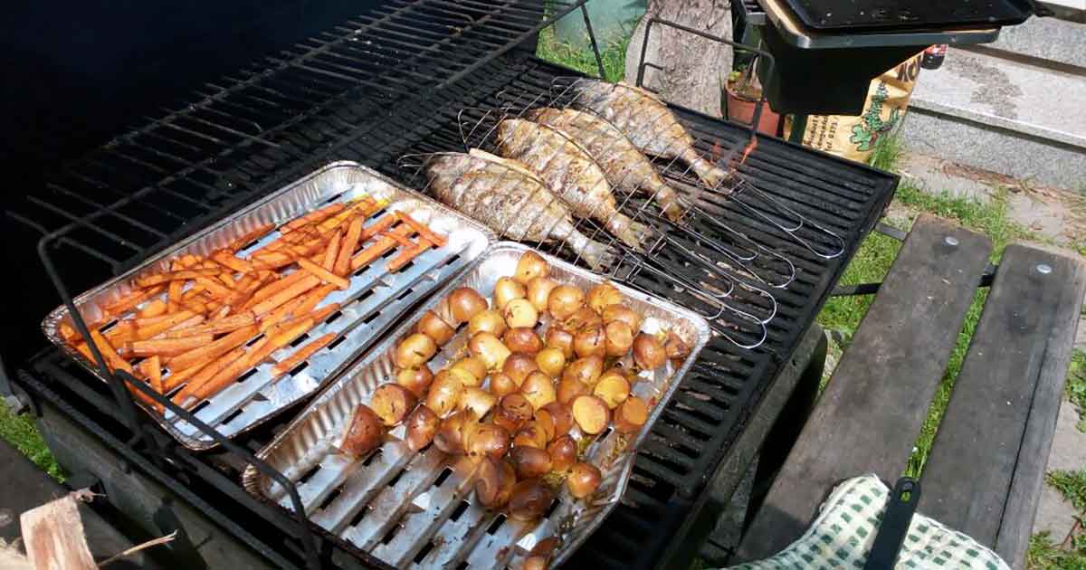 Im Smoker Fisch und Kartoffeln smoken.