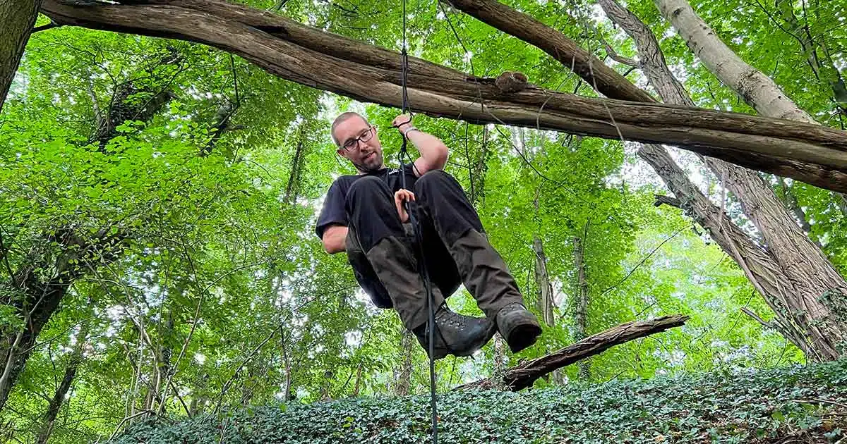 Survival Training im deutschen Wald, Üben einer Abseiltechnik