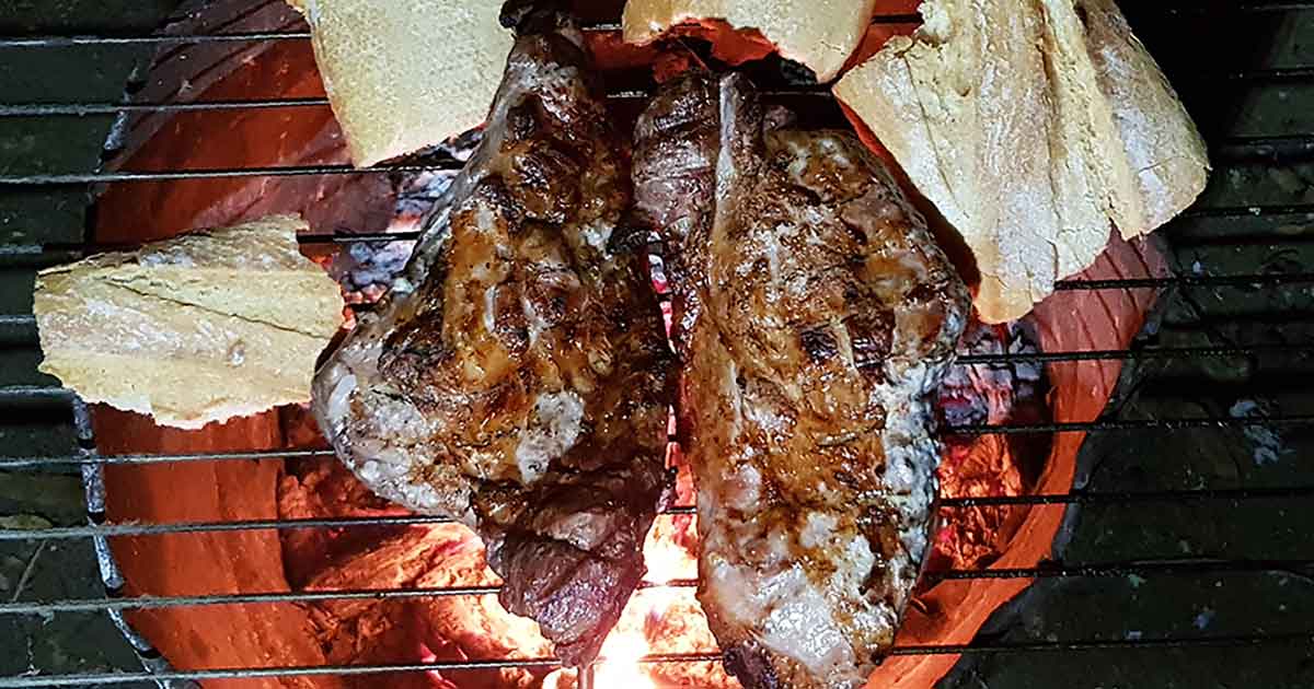 Anstatt dehydrierter Outdoornahrung saftige Steaks vom Grill.