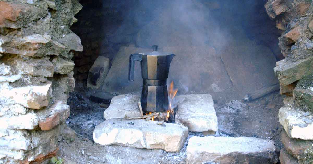 Outdoor Kaffee kochen mit Espressokanne aus Aluminium.