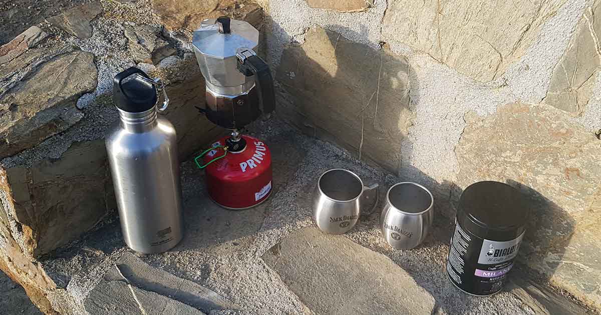 Outdoor und beim Camping Kaffee kochen mit Espressokanne und Gaskocher.
