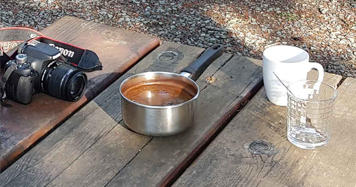 Outdoor Kaffee kochen in Topf.