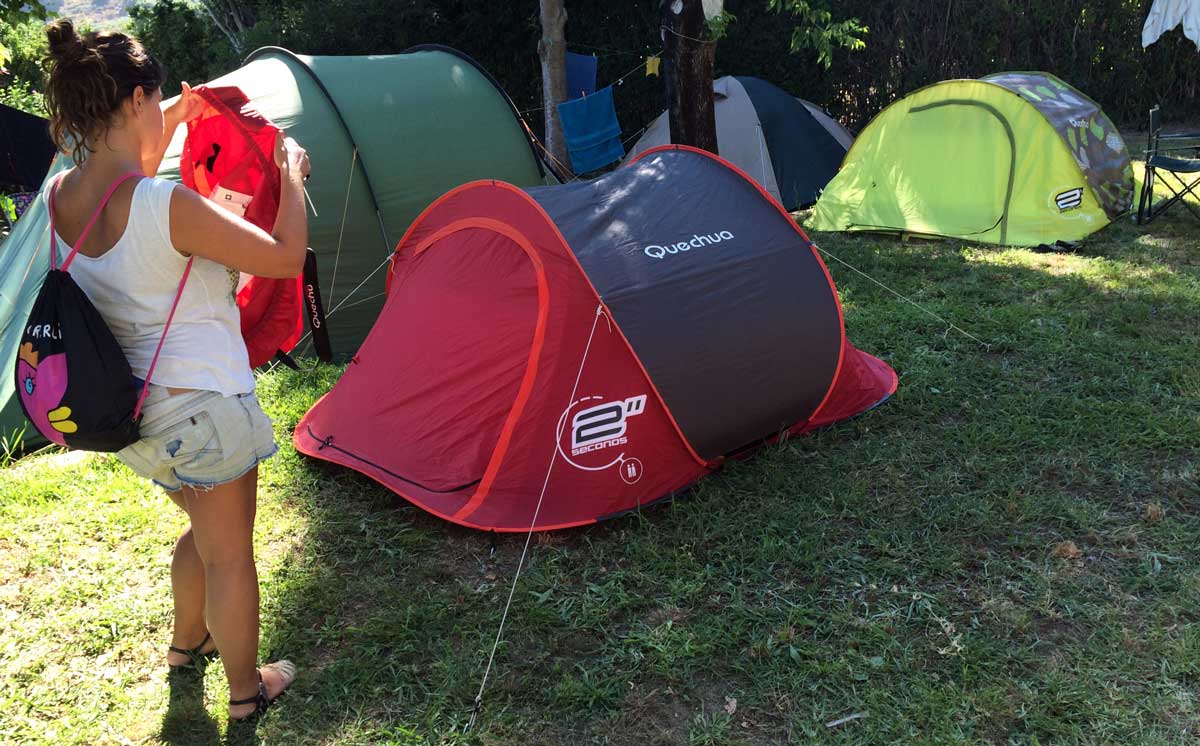 Zelte für Camping: Tunnelzelte, Familienzelte, leichte Wurfzelte.