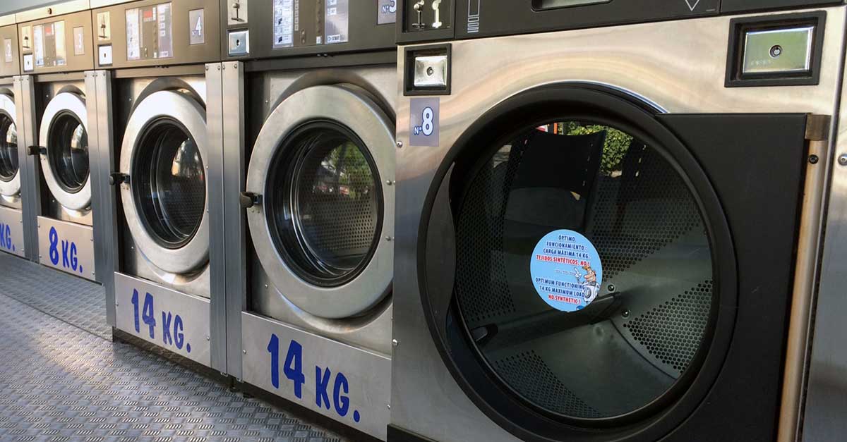 Neopren kann bei geringer Temperatur in der Waschmaschine gewaschen werden (Herstellerangaben beachten).