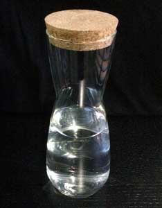 Alternativen zu Edelstahl Trinkflasche: Glaskaraffe mit Korken.