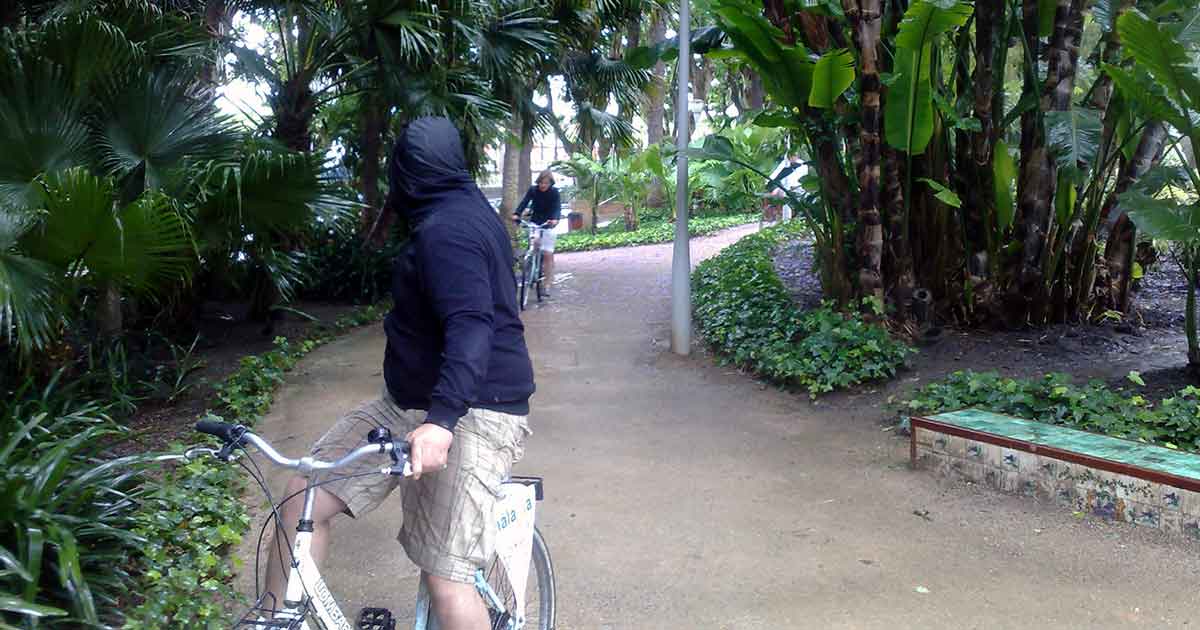 Fahrrad fahren in Park mit wasserdichter Jacke