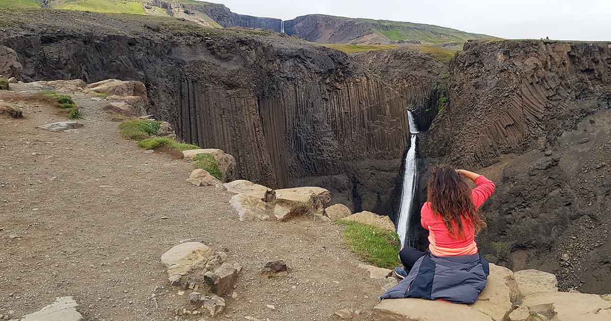 Mit Wetterjacke auf Island Wasserfall fotografieren