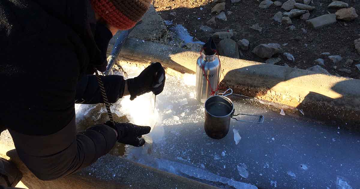 Outdoor Hygiene im Winter bei gefrorenem Wasser.