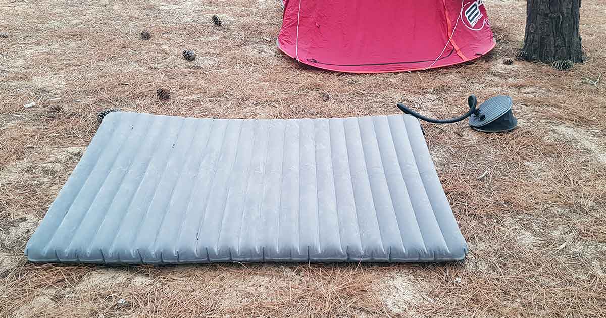 Bequem schlafen im Zelt auf einer Camping Luftmatratze für 2 Personen.