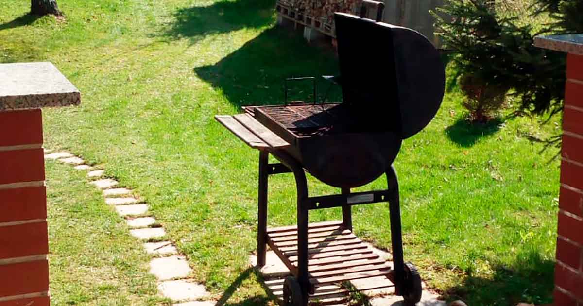 Barbecue Smoker Test und Vergleich: Test im Garten.