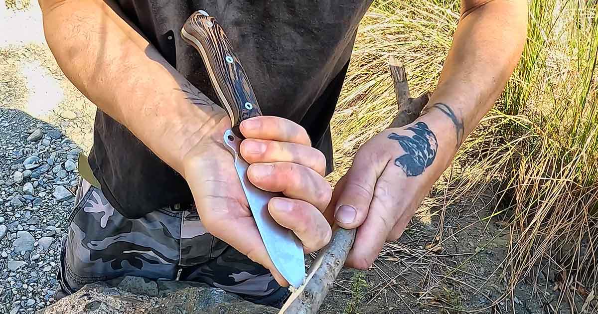 Bushcraft-Messer im Test beim Schnitzen von Holz