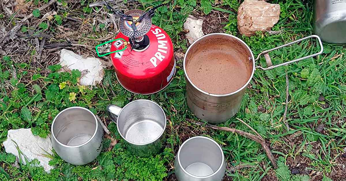 Picknickkaffee in Form von Cowboykaffee aus dem Campingtopf.