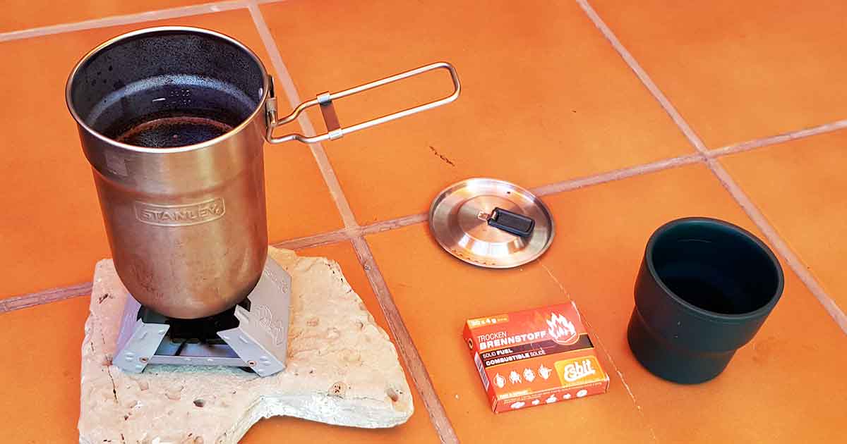 ESBIT Taschenkocher Test auf Terrasse: Kaffee kochen.