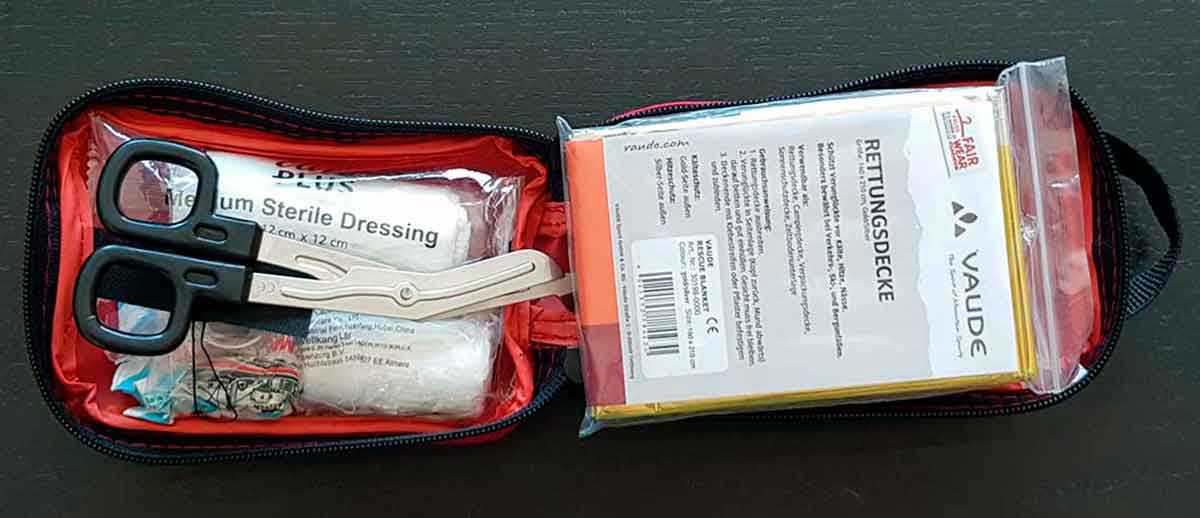 Mini Erste-Hilfe-Set und Rettungsdecke für die Bug Out Bag Packliste