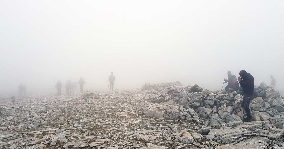 Tipps für das Wandern bei Nebel: Orientation, Ausrüstung und Bekleidung.