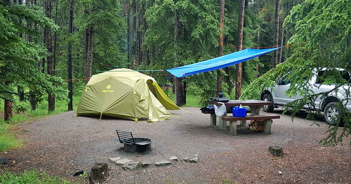 Mit einem Küchenzelt auch beim Camping bei Regen im Trockenen kochen.