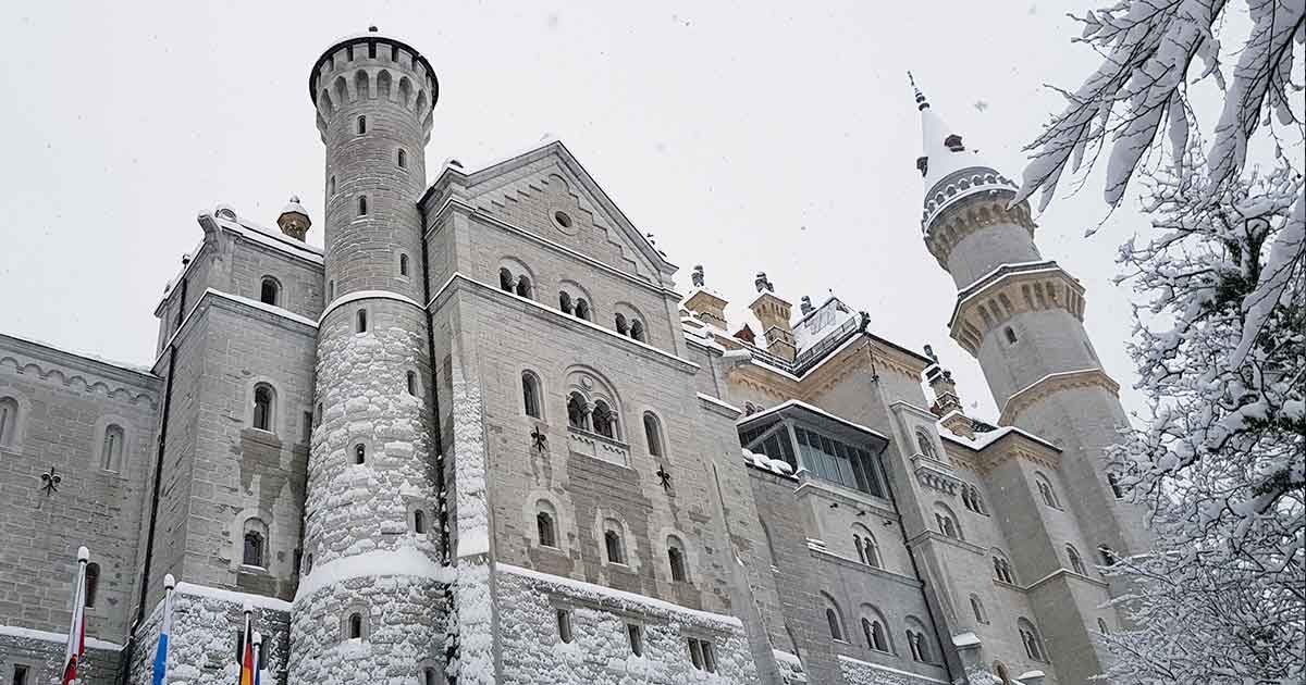 Schloss Neuschwanstein im Winter besuchen.