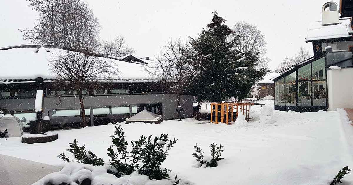 Winter Roadtrip Deutschland Übernachtung in Hotel in Garmisch Partenkirchen.