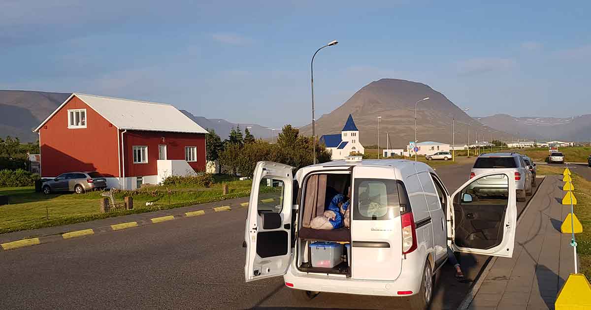 Im Auto schlafen auf Island Rundreise