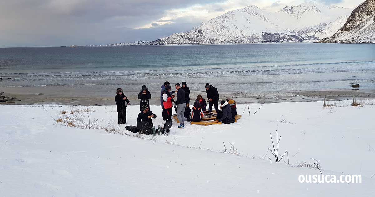 Kurzurlaub in Nordnorwegen und Picknick bei -8 ºC am Polarkreis am Nordmeer nahe Tromsø.