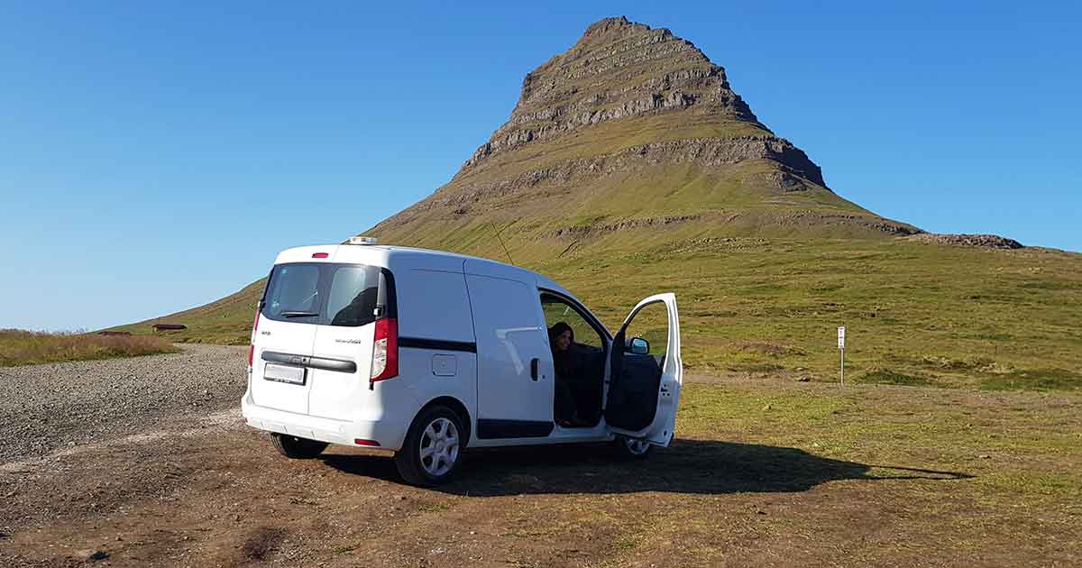 Mit dem Auto am Kirjufell auf Island