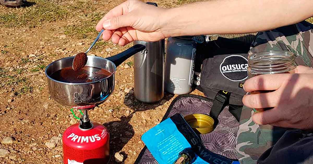 Outdoor Kaffee kochen mit Gaskocher und Camping Gaskartuschen.