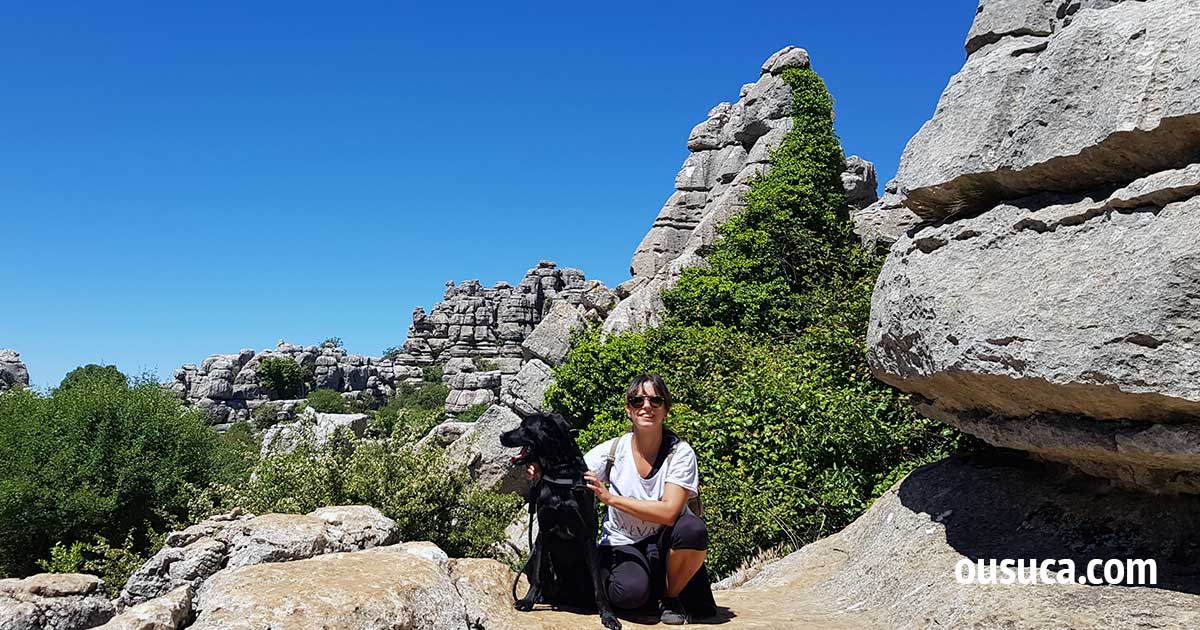 Wandern mit Hund in El Torcal, Andalusien.
