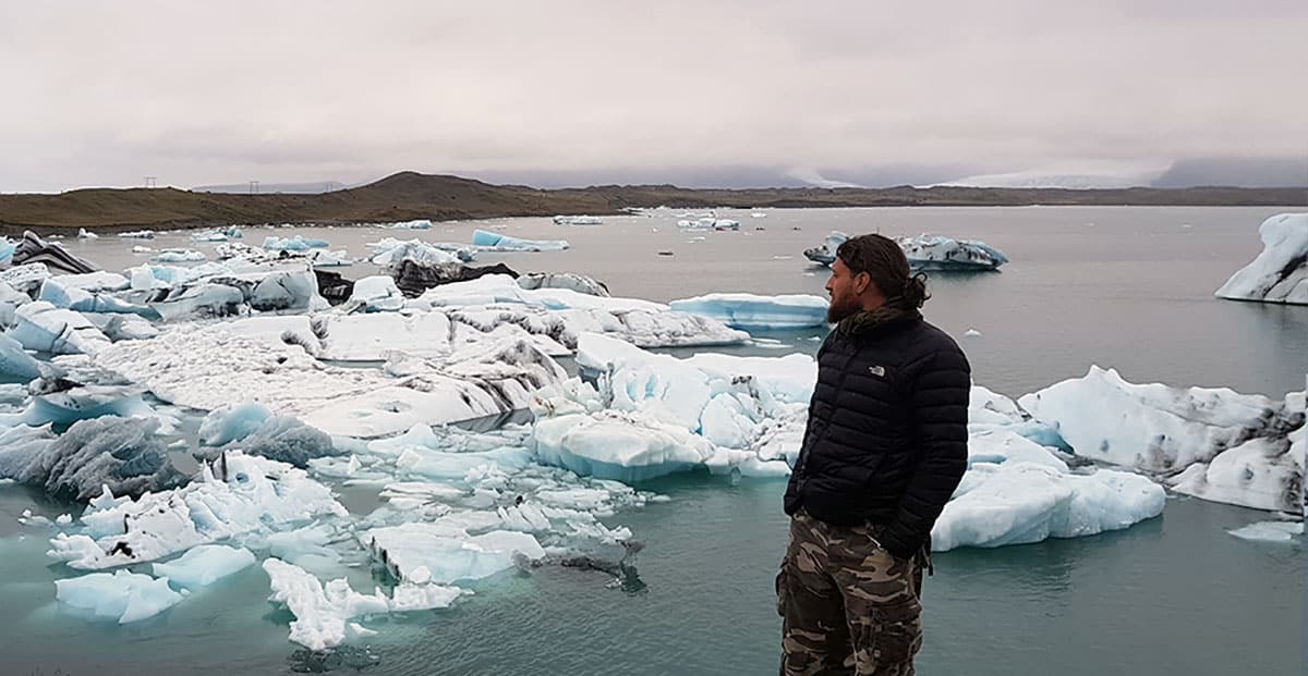 Island Packliste: Daunenjacke für eisige Temperaturen am Gletscher.