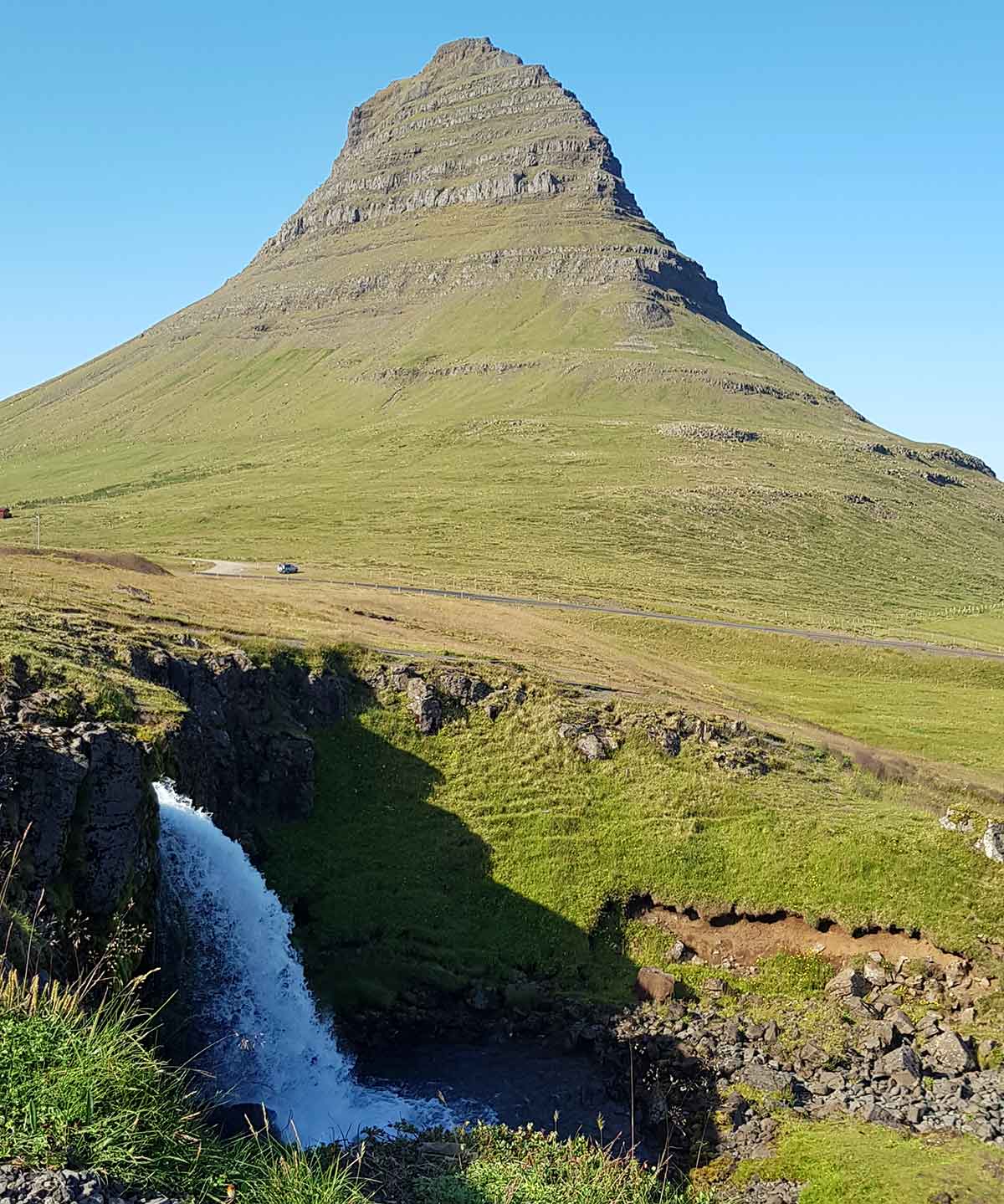 Kirkjufell-Berg und Kirkjufell-Wasserfall (Kirkjufellfoss).