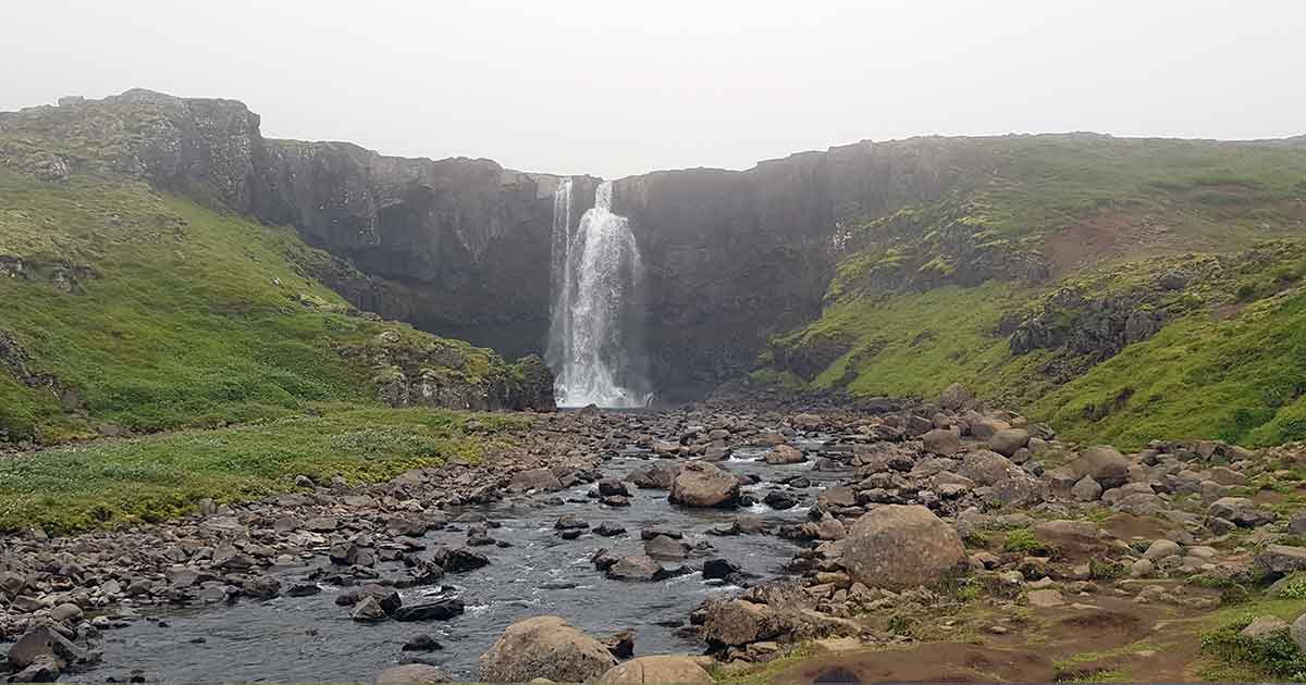 Wasserfall auf dem Weg von Seyðisfjörður nach Egilsstaðir