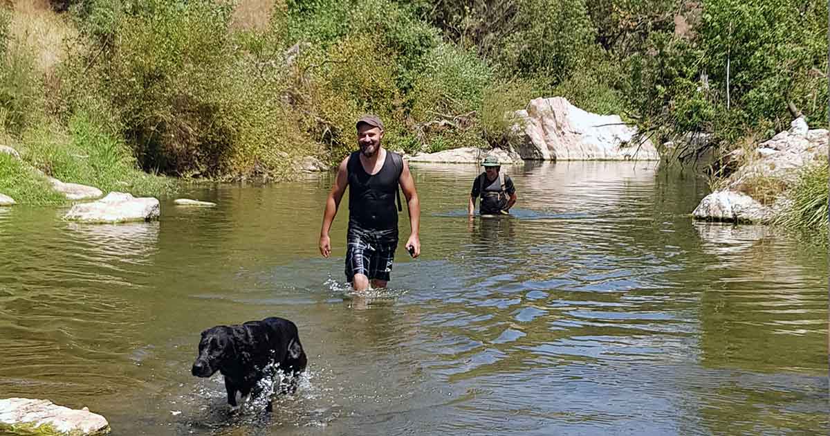Mikroabenteuer Flusswandern mit Hund.