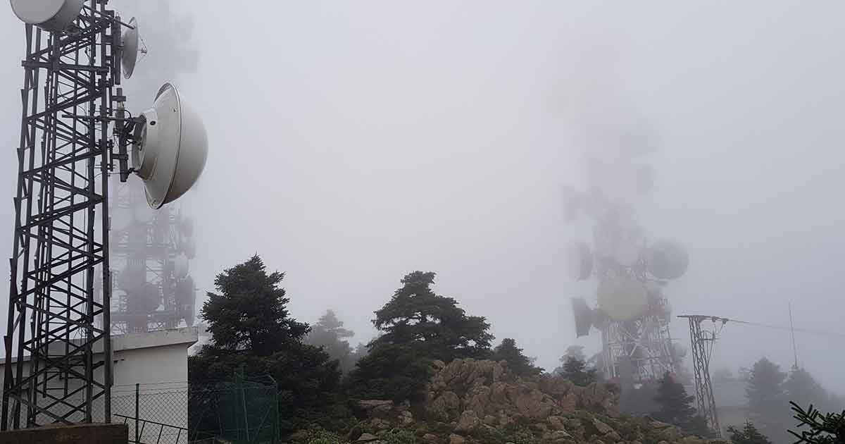 Sendemasten im Nebel auf dem Pico de los Reales in Estepona, Andalusien.