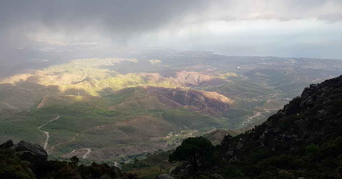 Gipfelabstieg vom Pico de los Reales in Estepona.