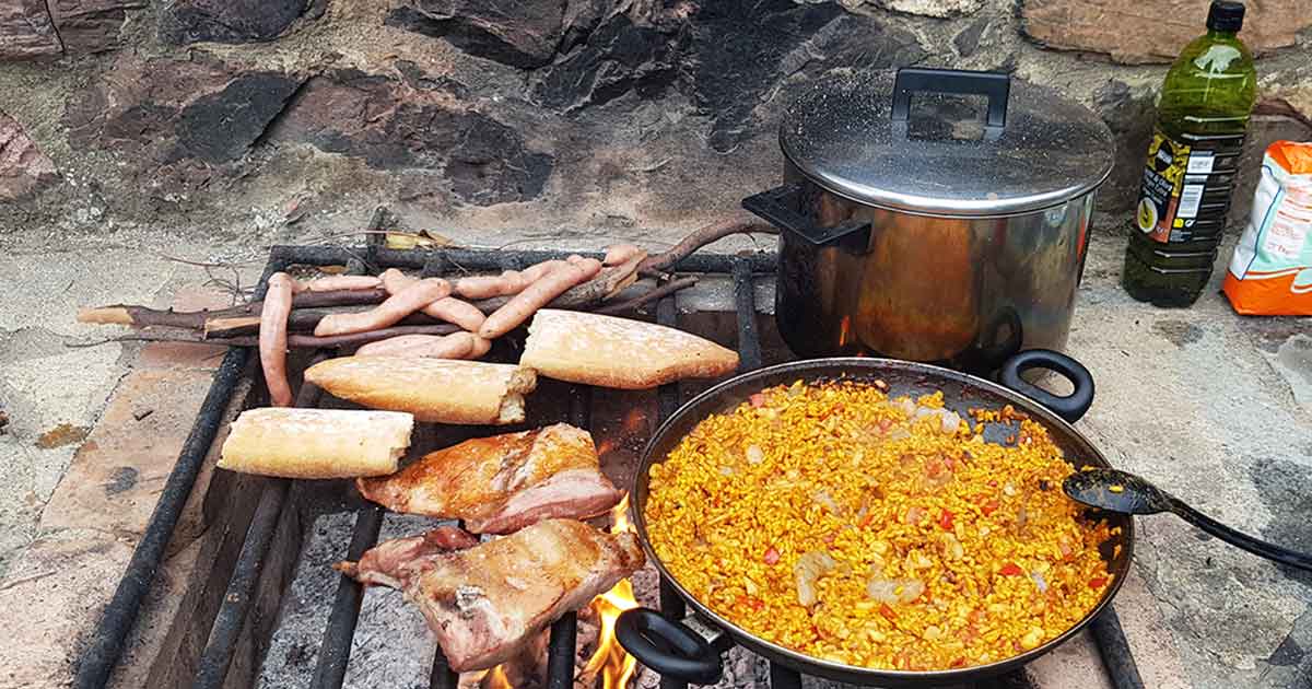 Resteverwertung Reis: Paella über Feuer zubereitet.