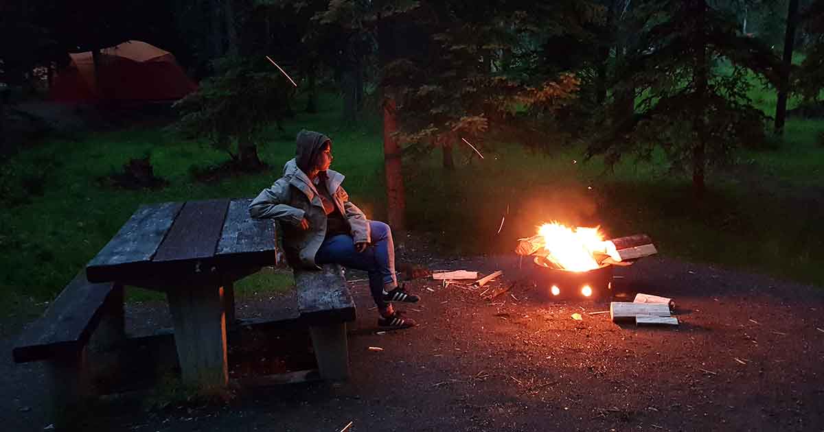 Campinggrill anfeuern für Camping-Essen.
