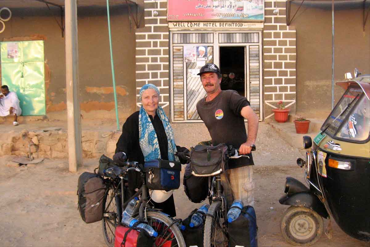 Wilfried und Gisela beim Grenzübertritt von Ägypten in den Sudan. / Bildrechte: Wilfried Hofmann.