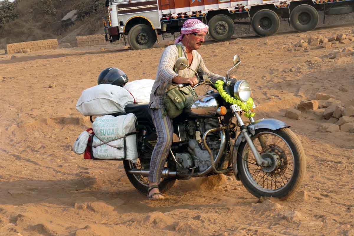 Mit Enfield Motorrad durch Indien. / Bildrechte: Wilfried Hofmann.