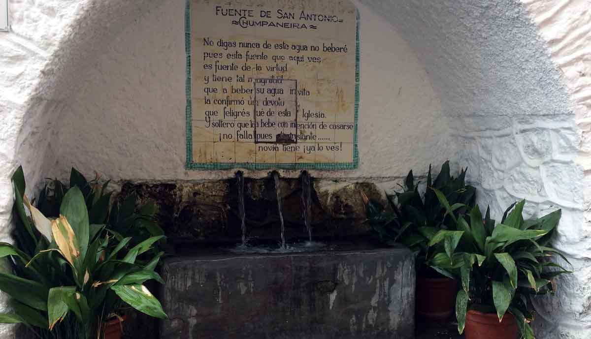 Quelle in Bergdorf in den Alpujarras, Spanien.