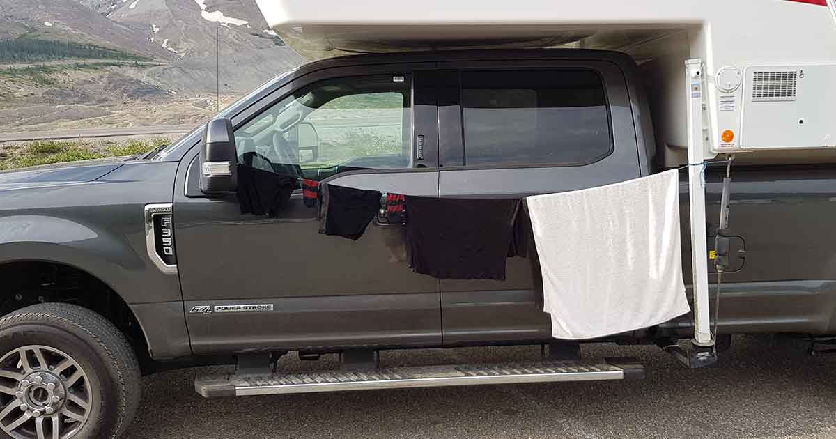 Wäsche waschen und trocknen beim Camping: Wäscheleine am Auto.