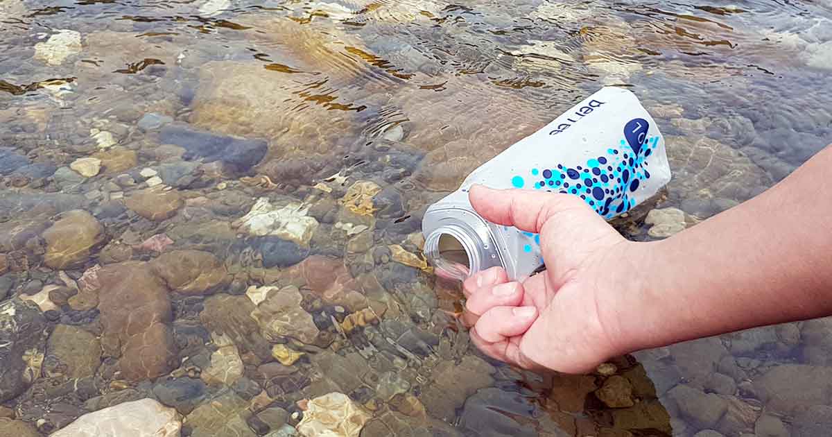 Katadyn BeFree Wasserfilter Test: Auffüllen des HydraPak an einem Fluss.