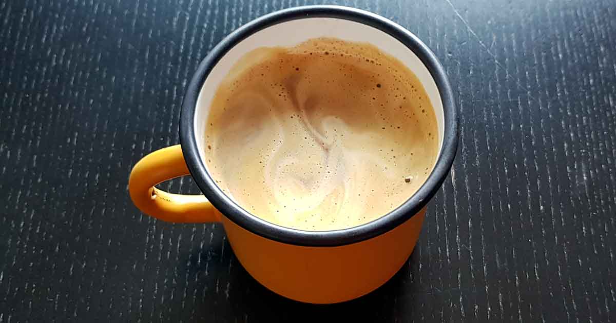 Emailletasse mit Kaffee mit Hafermilch Geschmacks Test