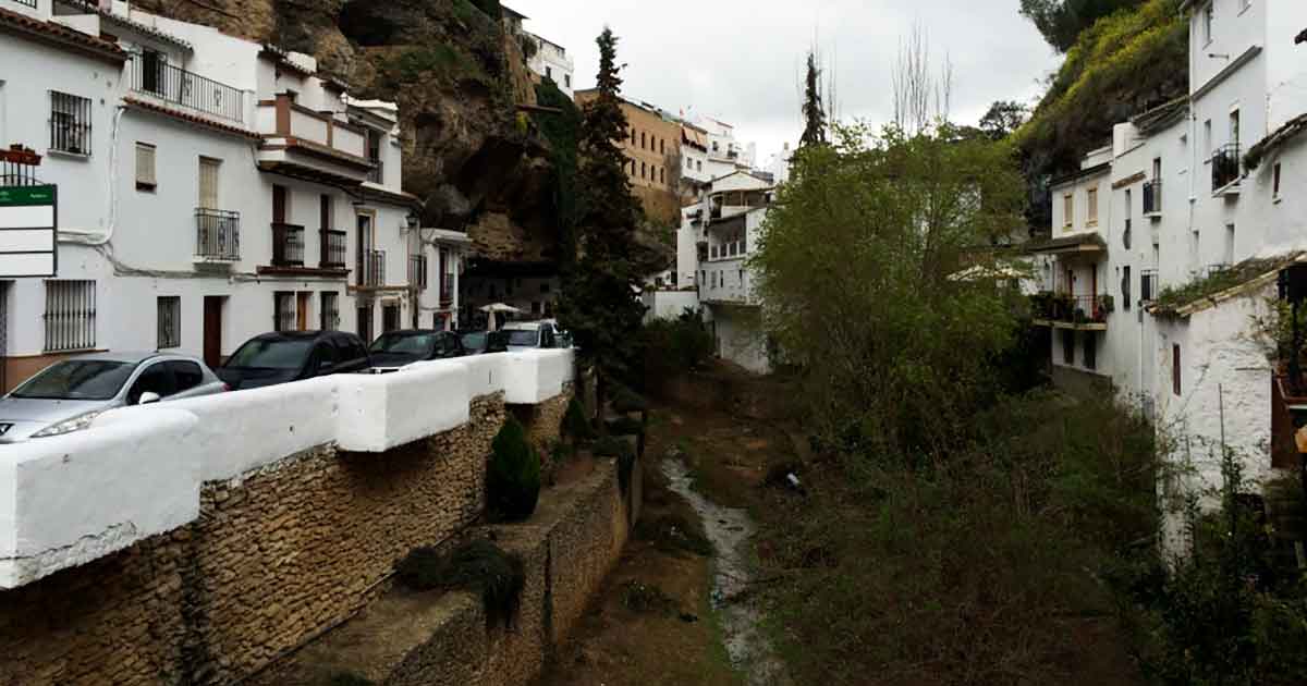 Vorsorge bei Unwetter und Überschwemmung: Ortschaft an einem Fluss, Absicherung