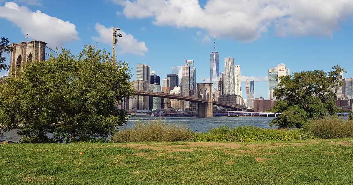 Park in Brooklyn / New York mit Blick auf die Skyline