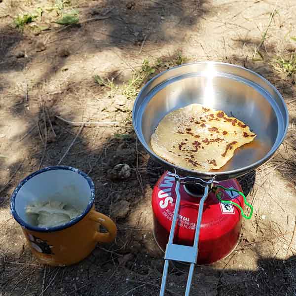 Fladenbrot auf dem Campingkocher zubereiten