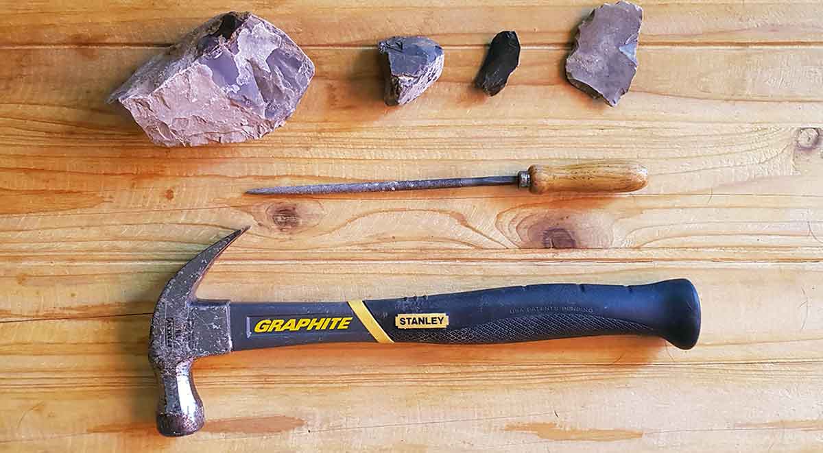 Feuerstein suchen Werkzeuge: Hammer zum schlagen und Feile zum Testen von Funken