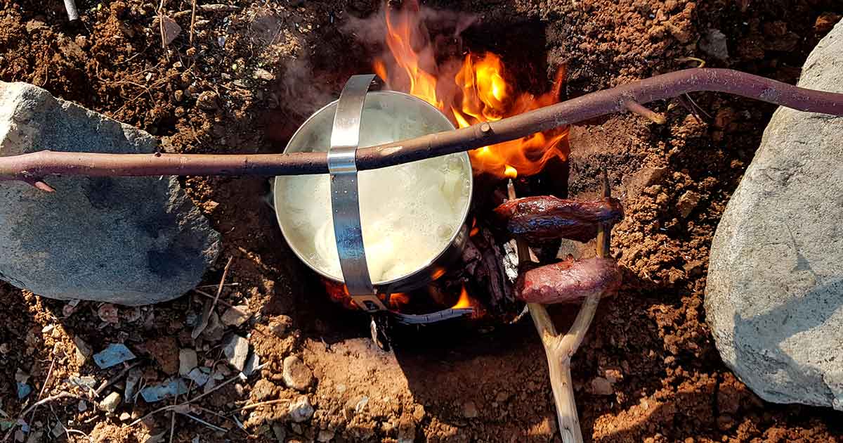 Kochen über dem Lagerfeuer