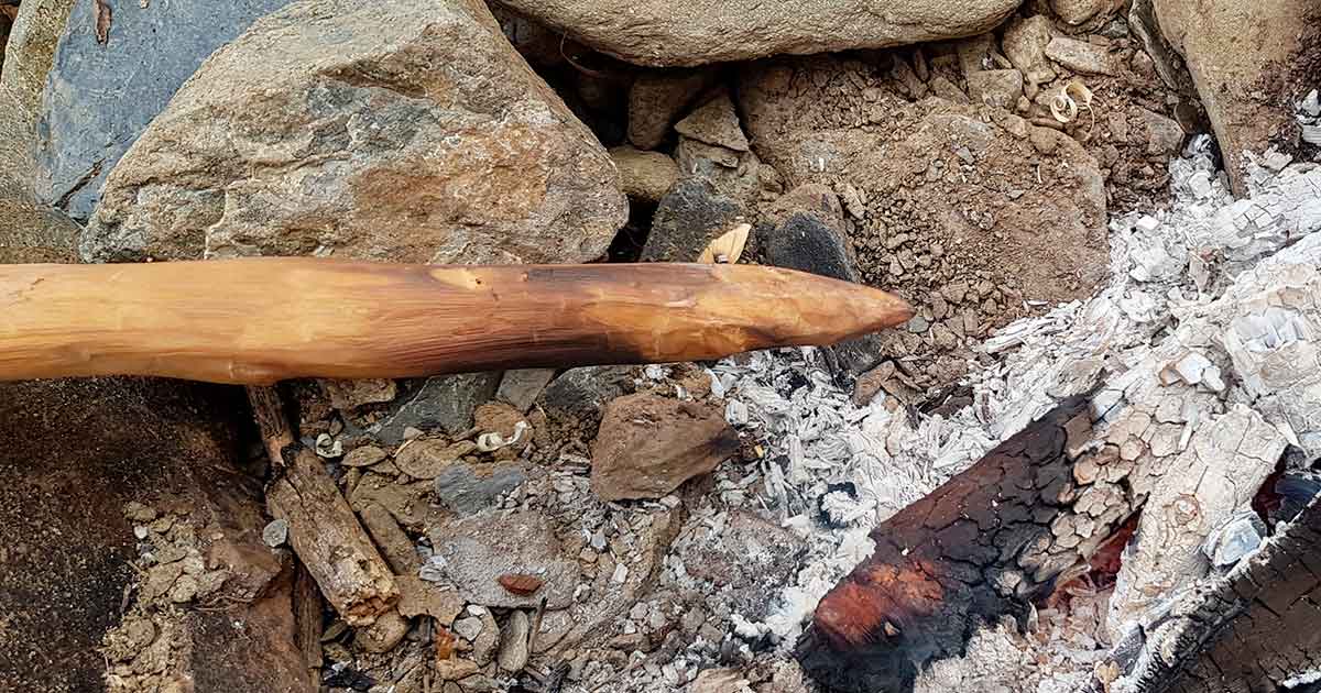 Härten von Holzspitze in Feuer