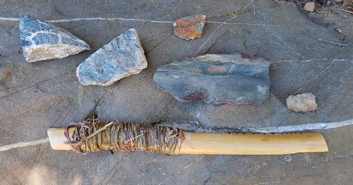 Steinzeitmesser und Steinwerkzeuge für die Herstellung