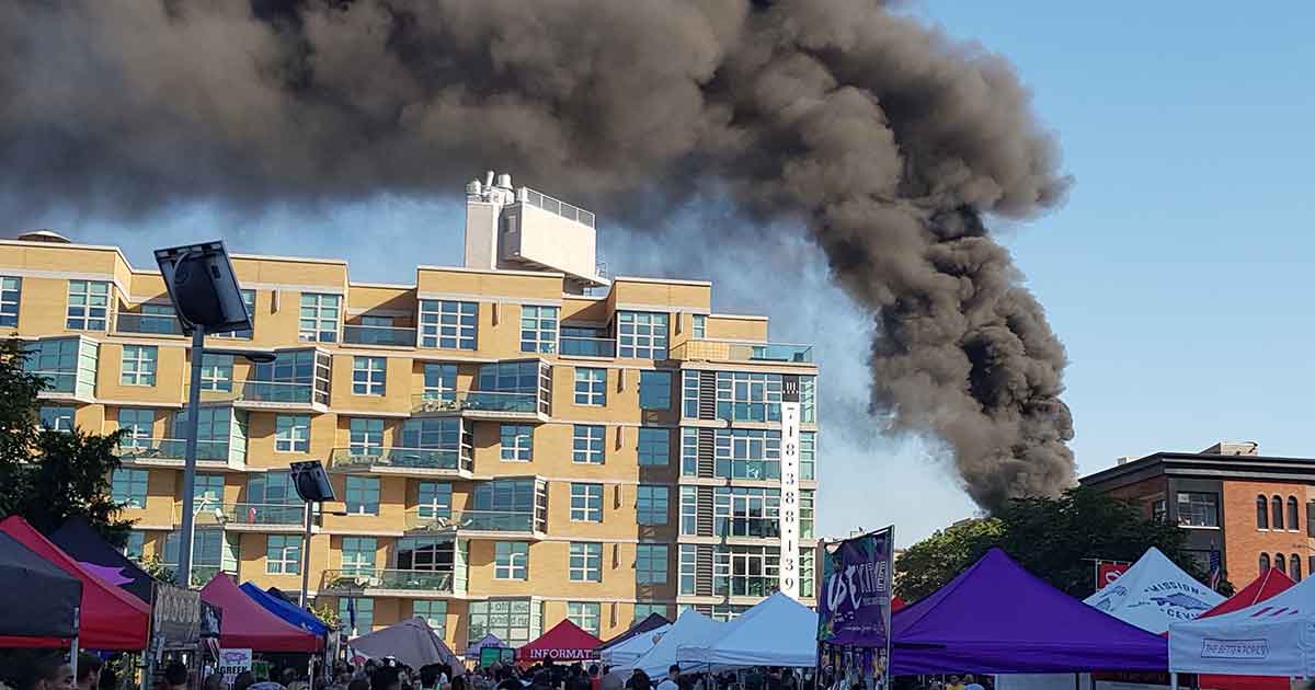 Extremsituation: Brand eines Hauses in einer Stadt