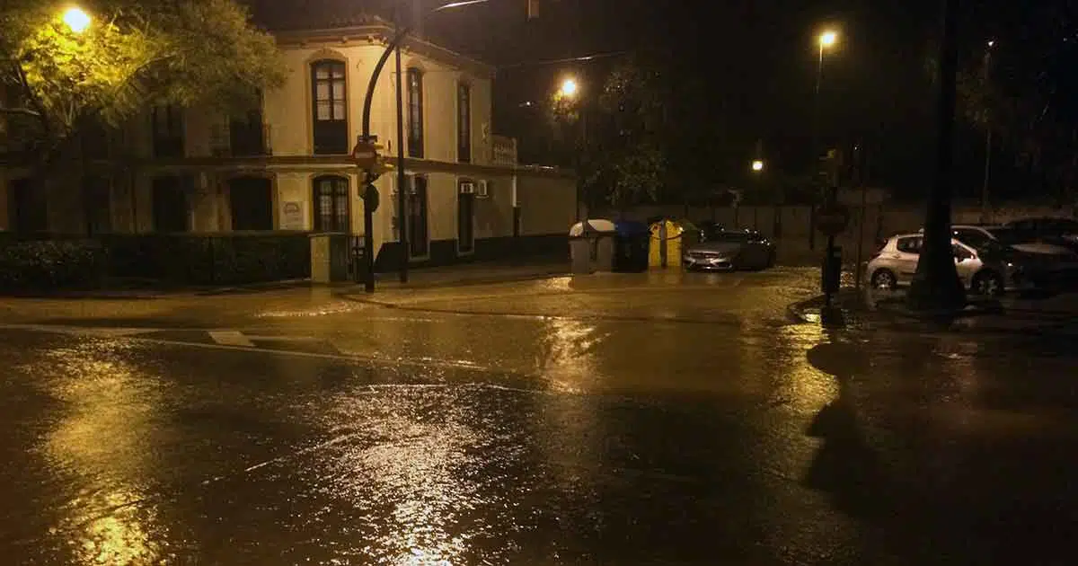 Überschwemmung durch Starkregen auf einer Straßenkreuzung
